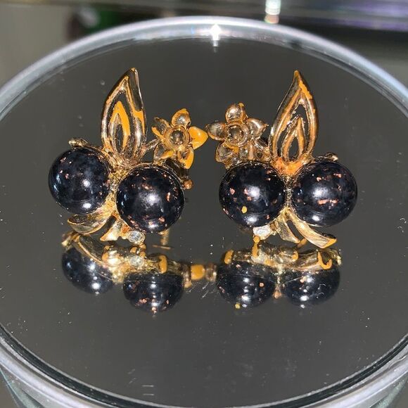 Vtg black flecked stone  screw back earrings - Picture 1 of 7